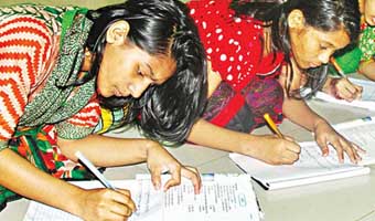 বাাংলাদেশে প্রায় ৪ কোটি মানুষ নিরক্ষর