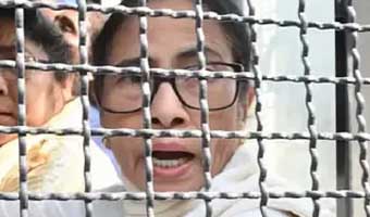দিল্লি পুলিশের হাতে আটক মমতা বন্দ্যোপাধ্যায়