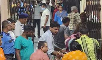 কলকাতায় দুর্গাপূজার মণ্ডপে পদদলিত হয়ে নিহত ১৭ কলকাতায় দুর্গাপূজার মণ্ডপে পদদলিত হয়ে নিহত ১৭